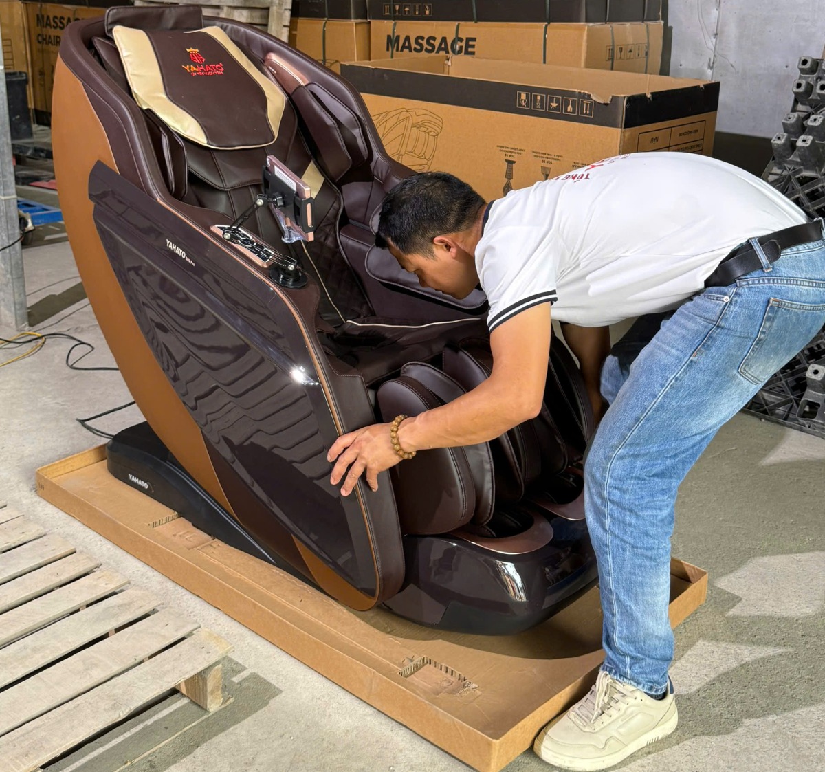 Định kỳ Yahato hỗ trợ bảo trì, vệ sinh ghế massage miễn phí tại nhà cho khách hàng