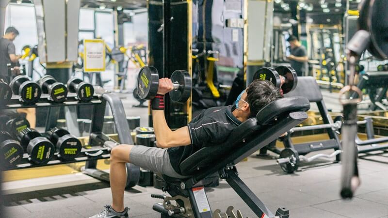Sử dụng ghế massage hàng ngày so với tập gym có gì khác biệt?